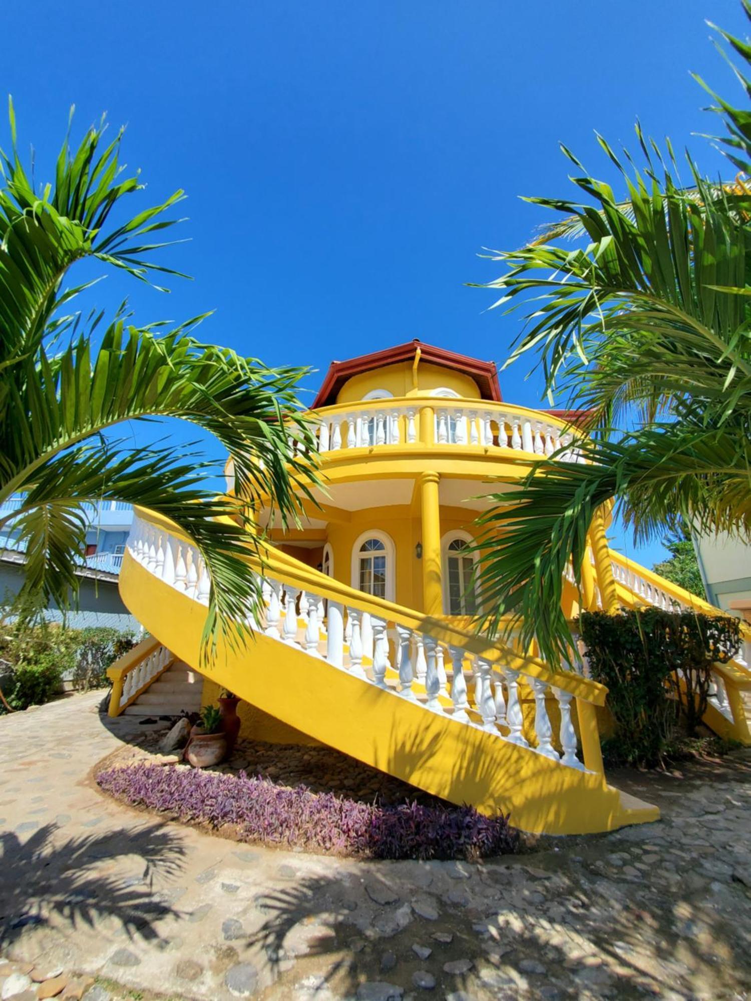 Blue Parrot Beach House And Villas Хопкинс Экстерьер фото