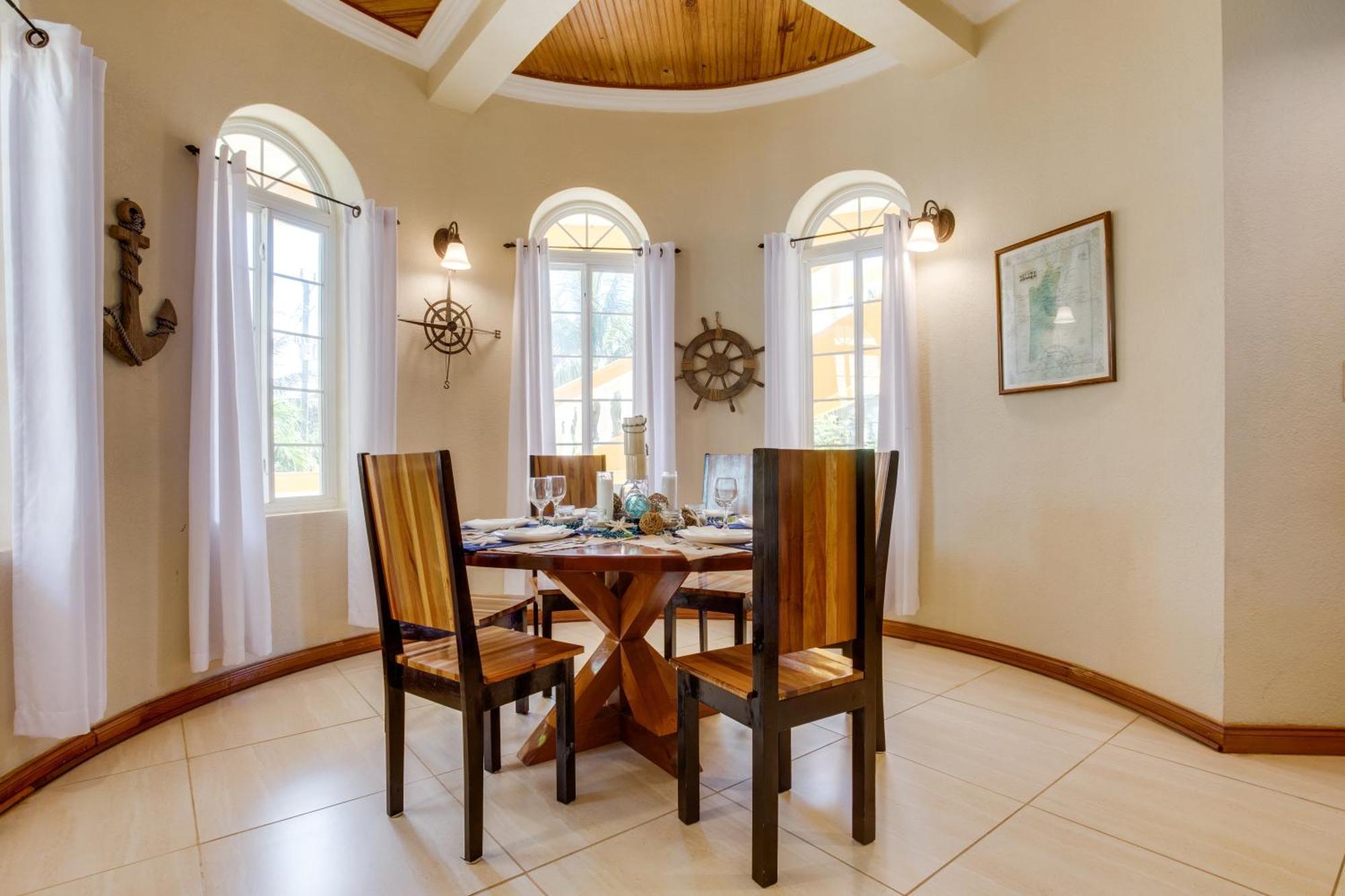 Blue Parrot Beach House And Villas Хопкинс Экстерьер фото